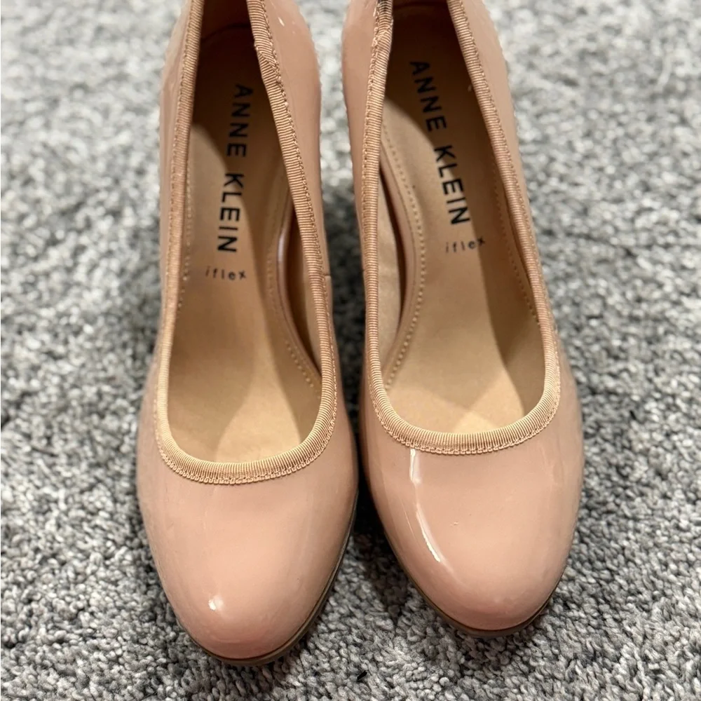 Anne Klein Women's Castana Round Toe Block Heel Pumps - Picture 2 of 6